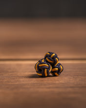 Lade das Bild in den Galerie-Viewer, Handgemachte Manschetten Knoten - 2farbig - dkl.blau/gold