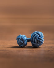 Lade das Bild in den Galerie-Viewer, Handgemachte Manschetten Knoten - einfarbig - hellblau