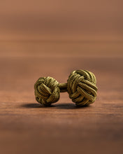 Lade das Bild in den Galerie-Viewer, Handgemachte Manschetten Knoten - einfarbig - olivgrün