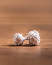 Lade das Bild in den Galerie-Viewer, Handgemachte Manschetten Knoten - einfarbig - weiß