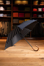 Lade das Bild in den Galerie-Viewer, Regenschirm “Francesco Maglia” - gestreift - silbergrau auf dunkelblau
