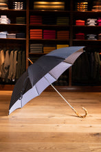 Lade das Bild in den Galerie-Viewer, Regenschirm “Francesco Maglia” - Gentlemen Edition - Bambus Griff - gepunktet weiß auf blau
