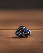 Lade das Bild in den Galerie-Viewer, Handgemachte Manschetten Knoten - 3farbig - schwarz/weiß/blau (Corps Suevia)
