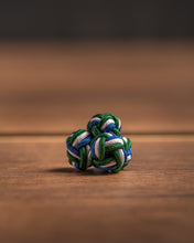 Lade das Bild in den Galerie-Viewer, Handgemachte Manschetten Knoten - 3farbig - grün/weiß/blau (Corps Isaria)
