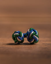 Lade das Bild in den Galerie-Viewer, Handgemachte Manschetten Knoten - 3farbig - grün/weiß/blau (Corps Isaria)
