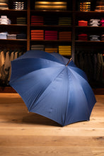 Lade das Bild in den Galerie-Viewer, Regenschirm “Francesco Maglia” - Gentlemen Edition - Ledergriff - Fischgrat blau

