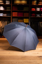 Lade das Bild in den Galerie-Viewer, Regenschirm “Francesco Maglia” - Gentlemen Edition - Bambus Griff - gepunktet weiß auf blau
